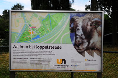903349 Afbeelding van het informatiebord met plattegrond van de Stadsboerderij Koppelsteede (Koppeldijk 115) te Utrecht.
